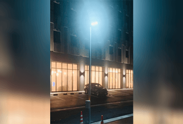 駐車場で光るソーラー外灯SPARTAN